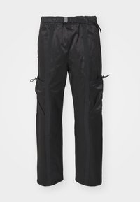 Calças cargo pretas feitas de material leve, com cordões ajustáveis, bolsos laterais e riscas verticais em contraste.