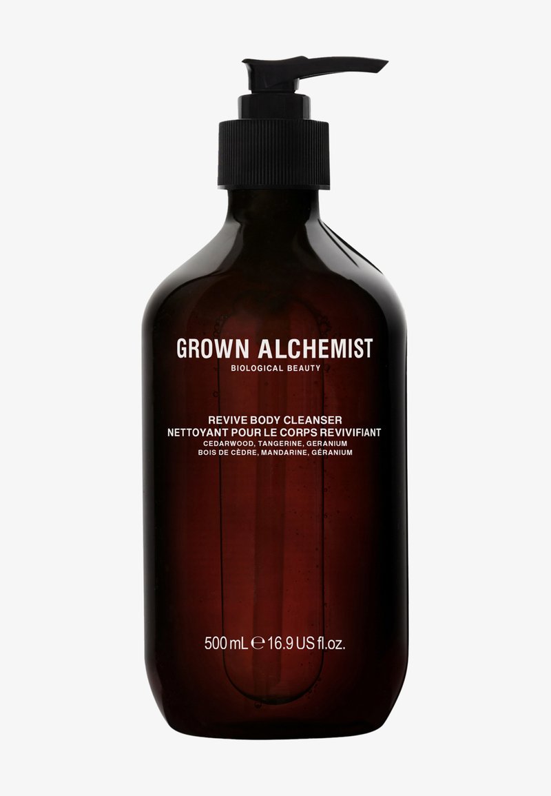 Ciemnobrązowa butelka szklana z czarną pompką, oznaczona etykietą "GROWN ALCHEMIST REVIVE BODY CLEANSER", wskazująca pojemność 500 mL i składniki.