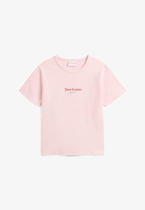 Rosa bomull t-shirt med rund hals, korta ärmar och "Juicy Couture"-logotyp i rött ovanför "SPORT" tryckt på framsidan.