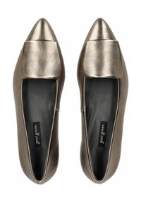 Metalické bronzové balerínky s špičatou špičkou a čtvercovým detailem blízko paty, s černým interiérem a značkovou etiketou.