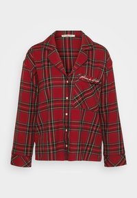 Czerwony flanelowy szlafrok w kratkę z długimi rękawami, zapięciem na guziki i kieszonką na piersi z haftowanym tekstem. Miękka tekstura i casualowy styl.