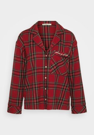 Sarku ar ilgiem piedurknēm, sarkans pārklāts flaneļa pajama tops ar pogu aizdari un krūšu kabatu, kas rotāta ar izšuvumu. Mīksta tekstūra un neformāls dizains.