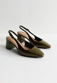 Slingback con tacco in pelle verniciata verde scuro, con punta quadrata, motivo coccodrillo testurizzato e tacco a blocco di altezza media.
