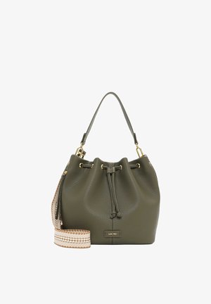 Torba worek ze skóry w oliwkowej zieleni, z krótkim uchwytem i beżowym, wzorzystym, regulowanym paskiem na ramię.