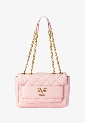 Roze gewatteerde handtas met gouden hardware en dubbele kettingbanden. Bevat een opvallend logo op een klepsluiting en heeft een gladde textuur.