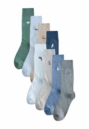 Aštuonių kojinių rinkinys, įvairių žalių, mėlynų ir pilkų atspalvių. Kiekviena turi mažą, išsiuvinėtą gyvūno dizainą ant krašto.