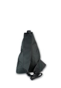 Zwarte schoudertas gemaakt van duurzaam materiaal, met een driehoekige vorm, verstelbare schouderband en een gestructureerd oppervlak met minimale hardware.