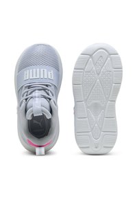 Scarpe sportive grigie con upper in mesh, cinturino elastico e accenti rosa. Suola bianca spessa con pattern di presa testurizzato. Presenta il marchio Puma.