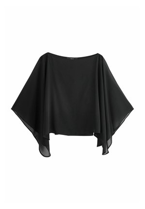 Sort løs chiffonbluse med brede, draperede ærmer og en bådformet halsudskæring, vist mod en hvid baggrund.