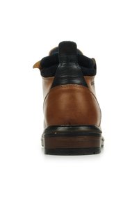 Stivaletto in pelle marrone con tacco in pelle nera, colletto in camoscio e suola in gomma, caratterizzato da dettagli di cucitura e una finitura liscia.