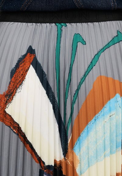 Robe plissée présentant un mélange de couleurs — gris, orange, bleu sarcelle et blanc — avec des motifs abstraits, un tissu texturé et une taille élastique.