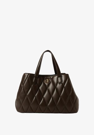 Borsa trapuntata marrone realizzata in pelle liscia, con due manici robusti e un evidente logo dorato in rilievo sulla parte anteriore.