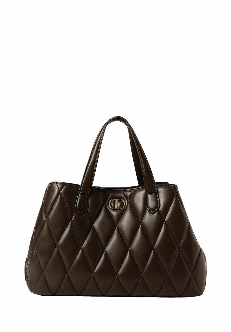 Borsa trapuntata marrone realizzata in pelle liscia, con due manici robusti e un evidente logo dorato in rilievo sulla parte anteriore.