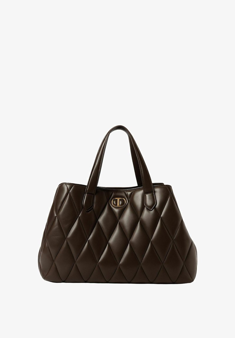 Borsa trapuntata marrone realizzata in pelle liscia, con due manici robusti e un evidente logo dorato in rilievo sulla parte anteriore.