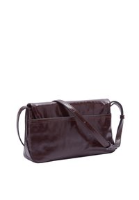 Borsa a spalla in pelle bordeaux con una finitura liscia e lucida. Presenta una lunga tracolla regolabile e un design piatto senza hardware visibile.