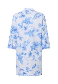 Bloemige shirt met driekwart mouwen, gemaakt van lichtgewicht stof. Kenmerkt een blauw bloemenpatroon op een witte achtergrond, met een kraag.