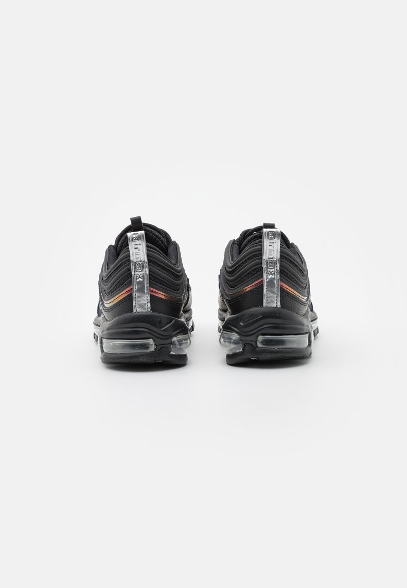 Czarne sportowe sneakersy z widocznymi powietrznymi podeszwami, refleksyjnymi srebrnymi zakładkami na pięcie oraz czerwonymi i złotymi paskami na bokach, widok z tyłu na białym tle.