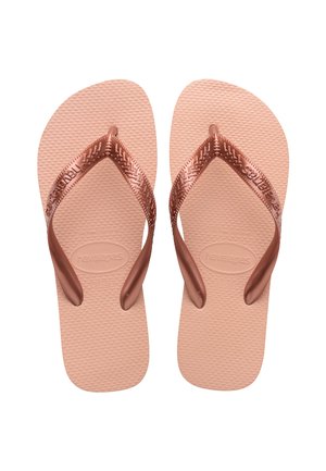 Tongs en or rose avec des brides texturées, semelles en caoutchouc souple et forme arrondie. Logo gravé sur les brides, taille 37-38 indiquée.