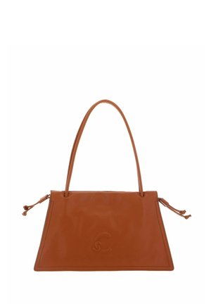 Bruine leren trapeziumvormige handtas met dunne hengsels, zijknopen en een subtiel blinddruklogo middenvoor.