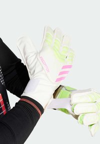 Guanti da portiere bianchi con accenti verde neon e strisce rosa, dotati di aree testurizzate, cinturino con chiusura a velcro e imbottitura protettiva.