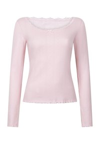 Langärmeliges Oberteil aus weichem rosa Stoff mit einem wellenförmigen Ausschnitt, strukturierter Musterung und einer kleinen Schleife auf der Brust.