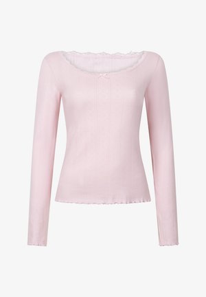 Langärmeliges Oberteil aus weichem rosa Stoff mit einem wellenförmigen Ausschnitt, strukturierter Musterung und einer kleinen Schleife auf der Brust.