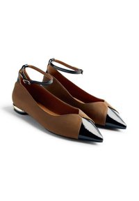 Ballerines en suède marron avec bouts pointus en cuir verni noir et brides de cheville ; talons plats avec accents en argent.
