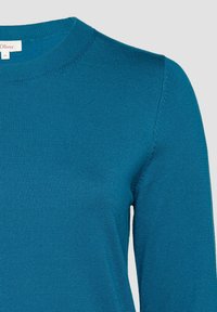 Cyan gebreide trui met een ronde halslijn en lange mouwen. Bevat ribbeltextuur en nadendetail bij de schouders.