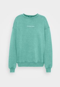 Teal crewneck sweatshirt i mjukt material, med ribbade muddar och nederkant, samt "MISSGUIDED" i vit text på framsidan.