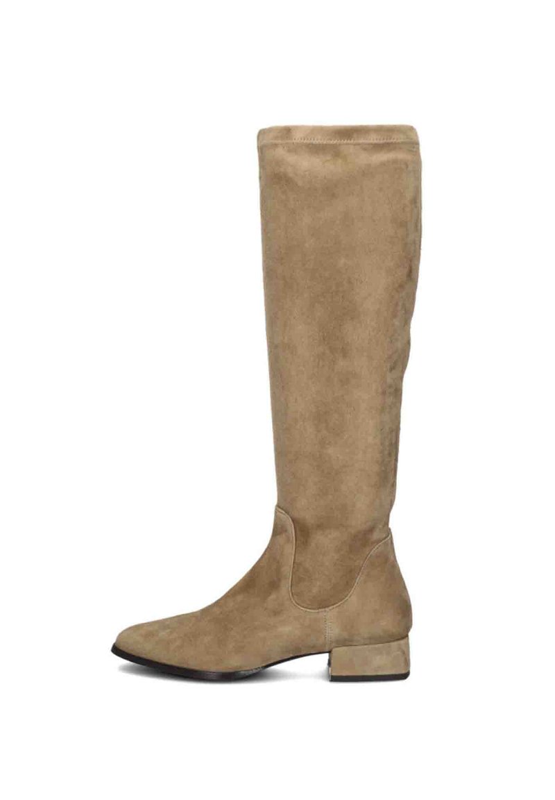 Kniehoge, beige suède laarzen met een lage blokhak, gladde textuur, slanke silhouet en subtiele stikdetails aan de zijkant.