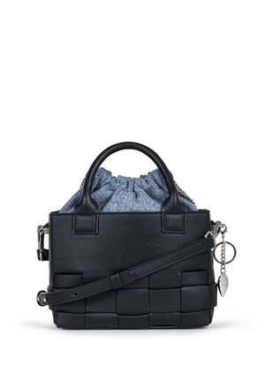 Czarna skórzana torebka z plecionymi akcentami, jasnoniebieską górą na sznurek, usztywnionym kształtem, krótkimi uchwytami i odczepianym paskiem na ramię.