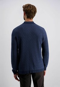 Marineblauem Pullover mit strukturiertem Rautenmuster, gerippten Bündchen und Kragen. Aus einem weichen Strickmaterial gefertigt, mit geradem Saum und taillierter Silhouette.