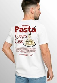 Weißes Baumwoll-T-Shirt mit einem roten Grafikdesign, das "Pasta Lovers Club", eine Gabel und detaillierte Pastanamen in schwarzem, goldenem und rotem Text zeigt.