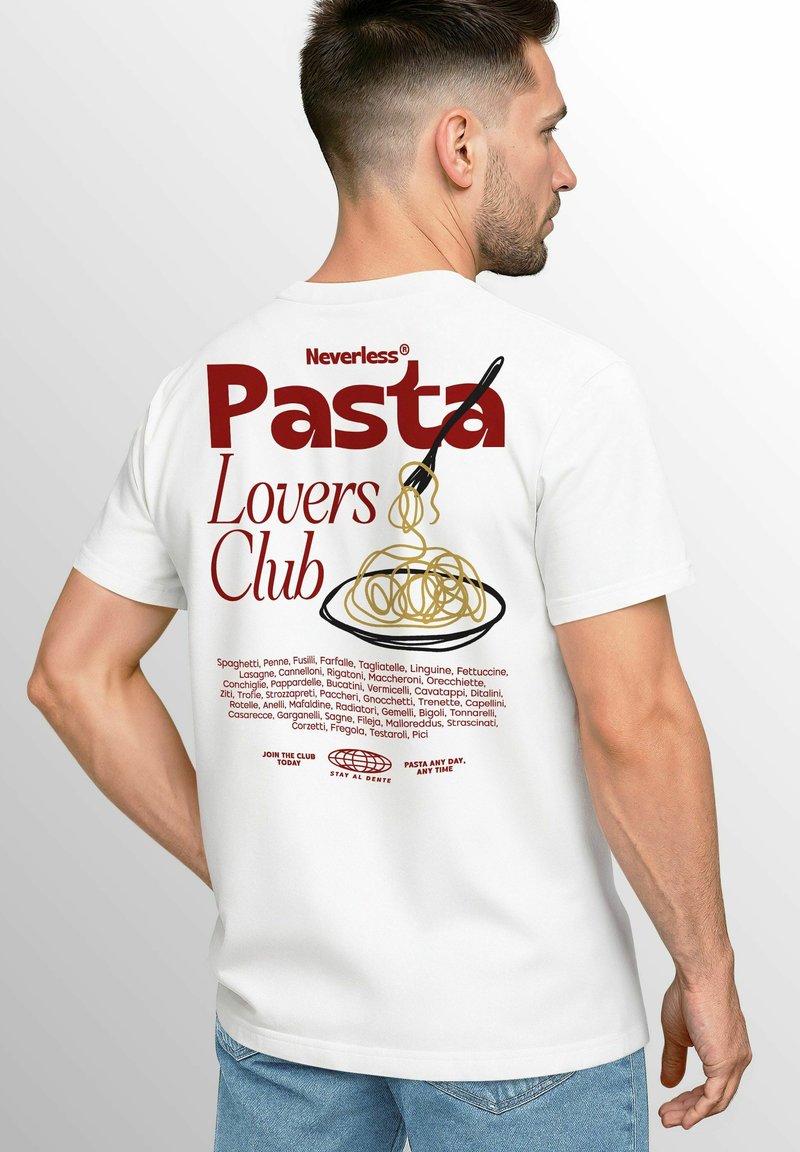 Weißes Baumwoll-T-Shirt mit einem roten Grafikdesign, das "Pasta Lovers Club", eine Gabel und detaillierte Pastanamen in schwarzem, goldenem und rotem Text zeigt.
