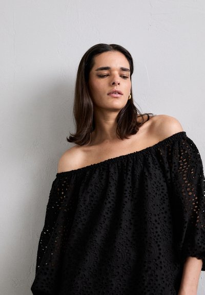 Alice + Olivia ARTEMIS OFF SHOULDER MINI DRESS - Rochie de zi - black