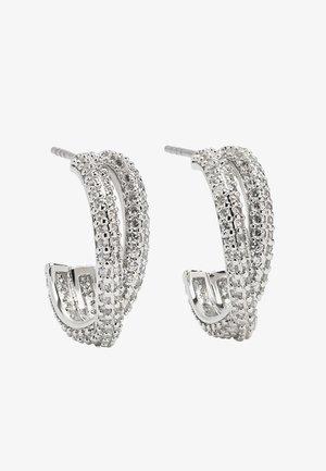 Srebrne kolczyki-koła z teksturowaną powierzchnią ozdobioną małymi, błyszczącymi akcentami. Okrągły kształt z bezpiecznym zapięciem na sztyft.