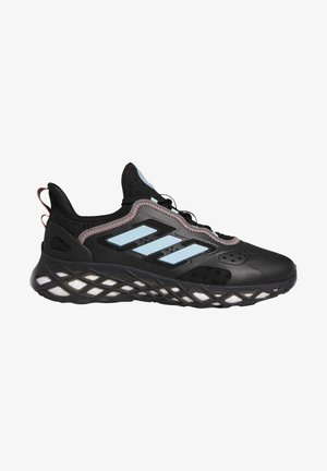 Chaussure de sport noire avec des rayures bleu clair, une semelle intermédiaire à motifs, une tige en mesh et des détails roses autour de la zone des lacets.