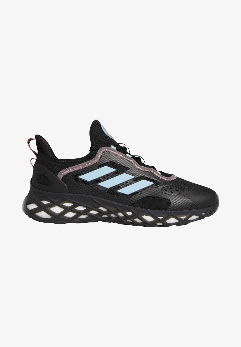 Chaussure de sport noire avec des rayures bleu clair, une semelle intermédiaire à motifs, une tige en mesh et des détails roses autour de la zone des lacets.