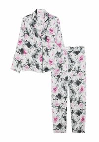Květinový pyžamový set s košilí na knoflíky a dlouhými rukávy, doplněný o odpovídající kalhoty. Materiál je bílý s růžovým a černým květinovým vzorem.