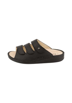 Sandalo nero in pelle con punta aperta, tre cinturini regolabili con velcro e soletta beige imbottita, progettato per comfort e facilità di calzata.