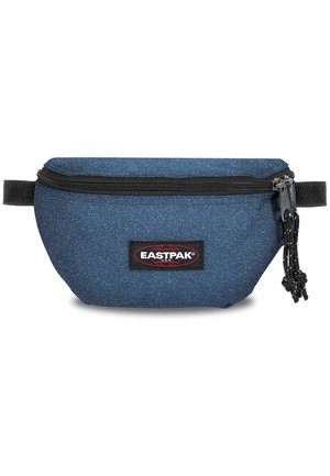 Niebieska materiałowa nerka Eastpak z czarnym zamkiem i regulowanym paskiem, z przednią naszywką z logo z czerwonym i białym tekstem.
