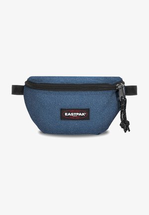Niebieska materiałowa nerka Eastpak z czarnym zamkiem i regulowanym paskiem, z przednią naszywką z logo z czerwonym i białym tekstem.
