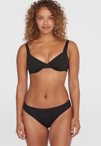 Set di bikini nero composto da un reggiseno strutturato con spalline larghe e uno slip a vita bassa. Tessuto liscio con hardware minimal e senza motivi.