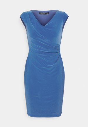 Vestido azul sin mangas hasta la rodilla con escote en V, detalles fruncidos en la cintura y silueta ajustada.