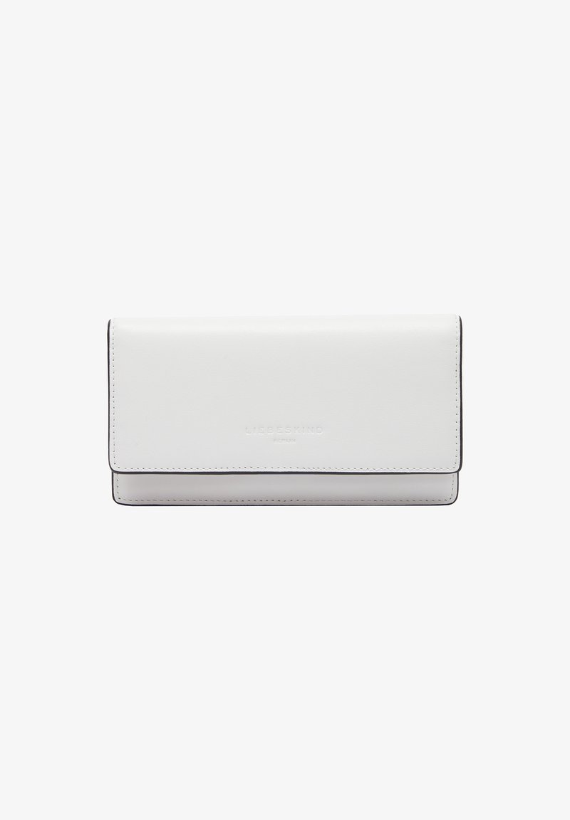 Portefeuille en cuir blanc avec une texture lisse, de forme rectangulaire, avec des coutures noires contrastantes et un logo de marque en relief à l'avant.