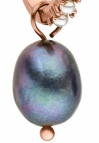 Perlenanhänger mit einer ovalen, schimmernden blau-schwarzen Oberfläche, versehen mit einem Roségoldverschluss und zwei kleinen weißen Perlen darüber.