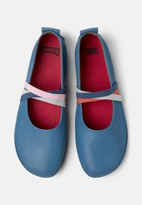 Bailarinas de cuero azul con diseño de punta redondeada, que presentan tiras elásticas de patrón cruzado en rosa, gris y coral. Forro interior rojo.