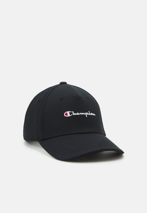 Boné de basebol preto feito de tecido, com uma aba curva e logótipo "Champion" bordado na parte da frente em branco com detalhes em vermelho.