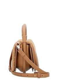 Kastanjebruine leren handtas met een zacht bontpaneel, gestructureerde vorm, bovenhandvat en een afneembare schouderstrap met verstelbare lengte.