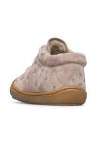 Chaussons en suède rose blush avec motif de cœur métallique, doublure douce et texturée, forme arrondie et semelle en caoutchouc pour un usage intérieur.
